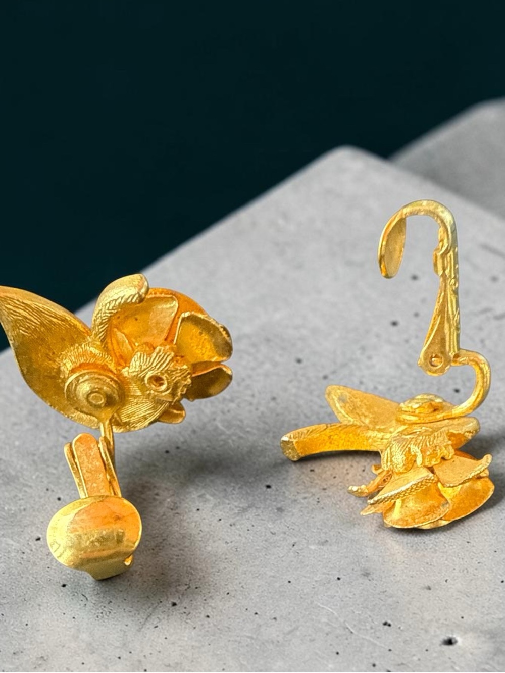 GorgeousVintage Coro Gold Tone Rose Clip-On Earrings Textured Floral 3/4” Signed - Picture 3 of 5